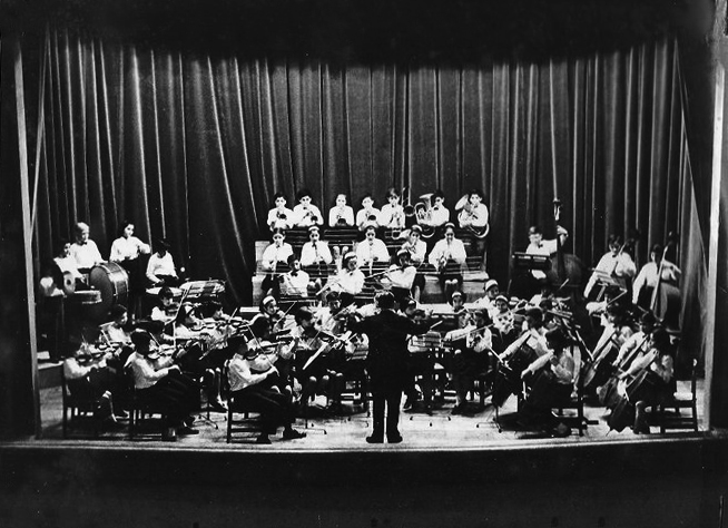 8.-dirigiendo-orquesta-filarmonica-de-la-serena Orquesta Sinfónica ULS: 30 años de historia y música