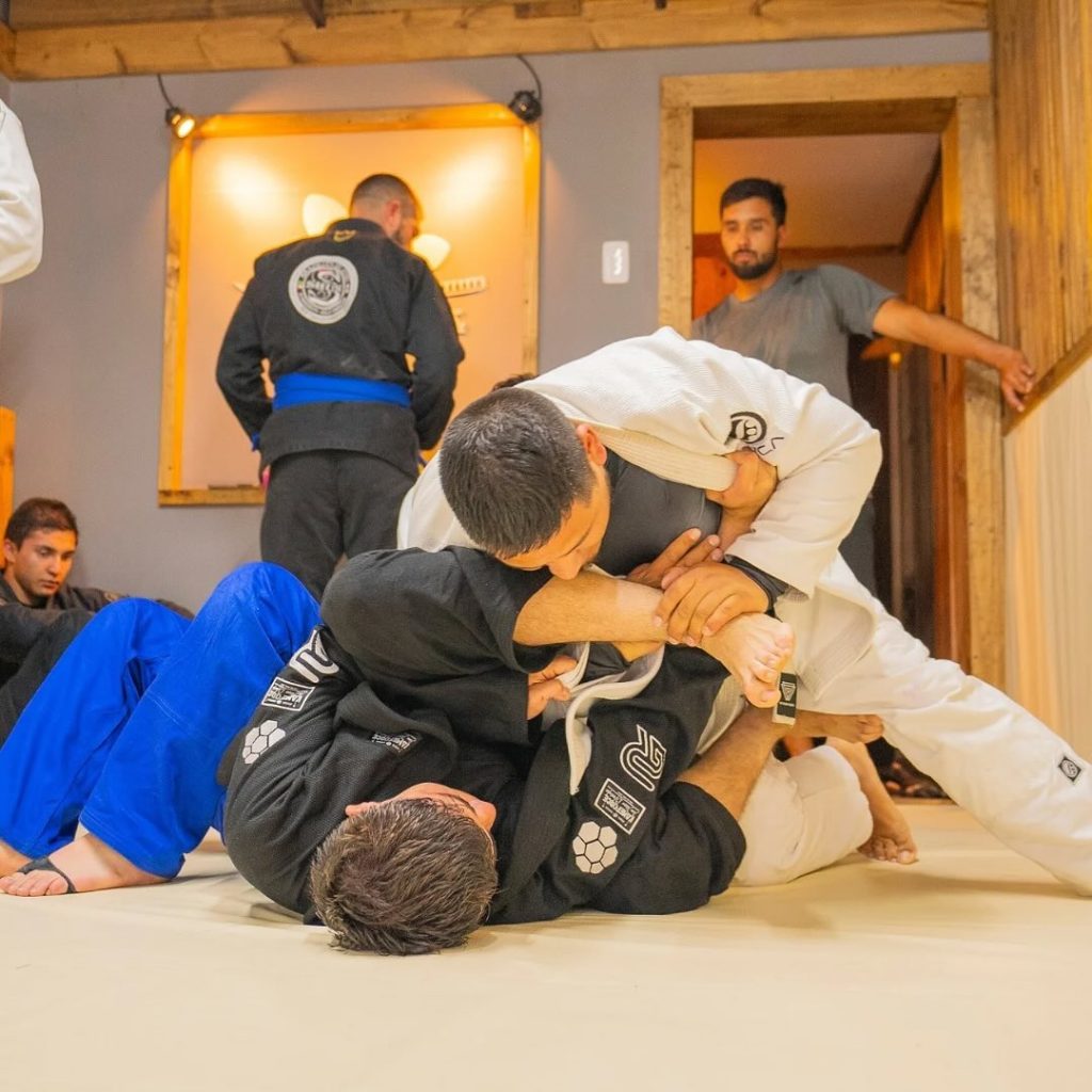 La-disciplina-es-el-puente-entre-las-metas-y-el-logroTe-invitamos-a-conocer-nuestro-arte-agenda-tu-clase-de-prueba-al-DM-jiujitsu-laserena-coquimbo-1-1-1024x1024 El auge de las artes marciales en la región
